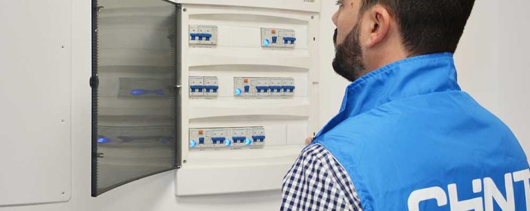 ¿Cómo prevenir una sobretensión eléctrica?